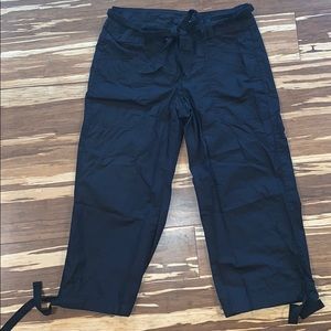 New H&M Capri Cargo pants in black. Tie belt & leg